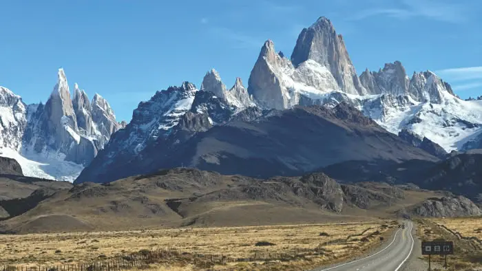 Conexión directa y rápida en 3 horas de ruta. Vista del macizo Fitz Roy desde el vehículo durante el traslado de regreso a Calafate