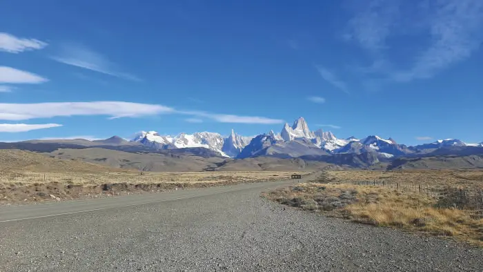Paisaje de la ruta hacia El Chaltén con vista al macizo