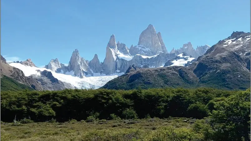 Glaciar colgante Piedras Blancas con su laguna glaciaria