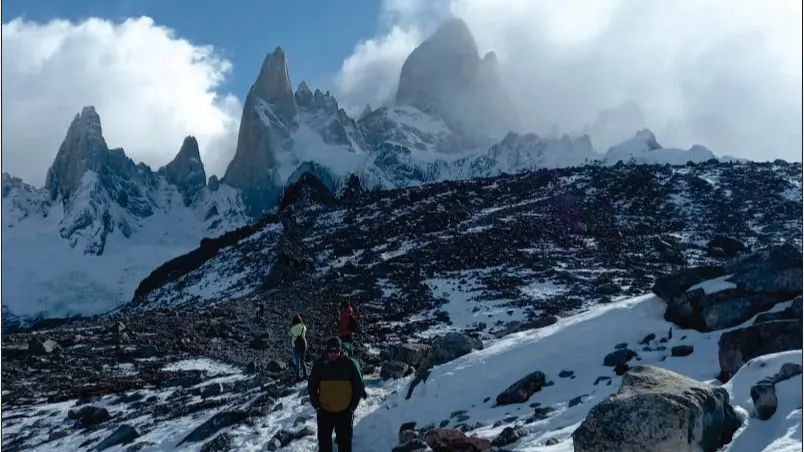 Excursionistas cruzando el Campamento Poincenot