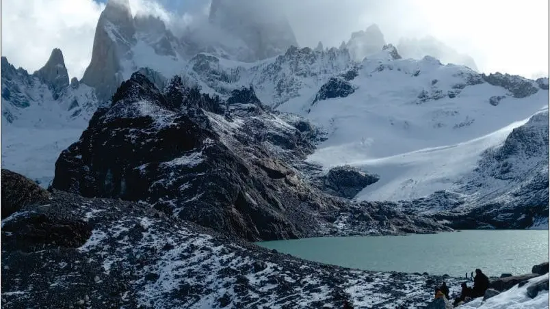 Laguna de los Tres con las paredes de granito del Fitz Roy