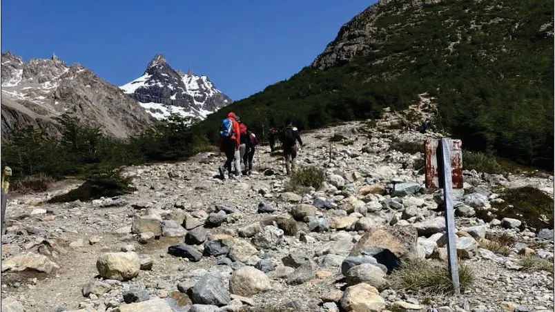 Excursionistas descansando junto a la Laguna de los Tres